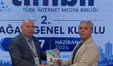 Duayen Gazeteci Adil Koçalan’a Etibar Həsənzadə’nin Eserleri Takdim Edildi