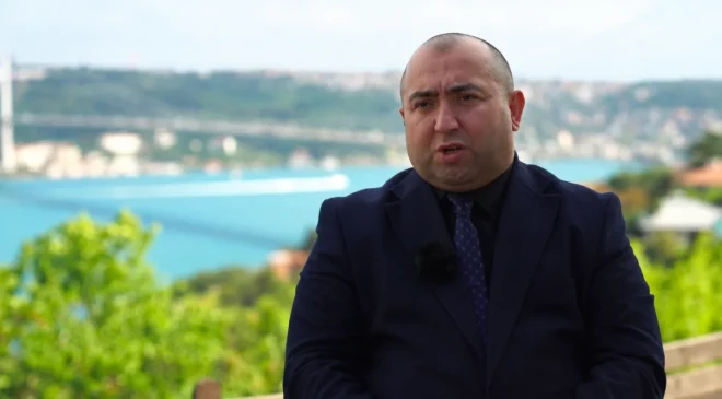 TRT Rus’un FETÖ belgeselinde TİMBİR Genel Başkan Yardımcısı Agil Alesger uzman olarak yer aldı