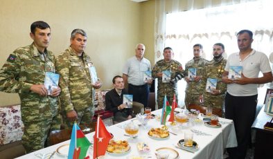 Azərbaycanlı yazar Etibar Həsənzadə Daşkəsən rayonunun Vətən müharibəsi qaziləri ilə görüşüb